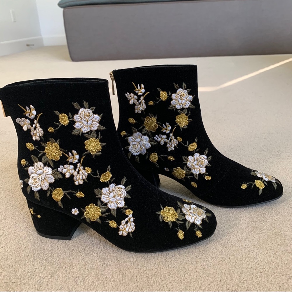 Forever21 Suede ankle boots with embroidery